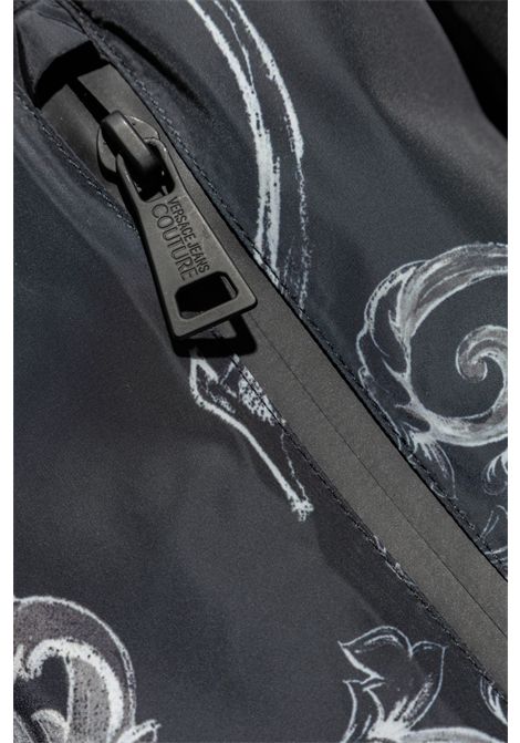 Giubbino stampa barocca  con cappuccio VERSACE JEANS COUTURE | Giubbotti | 78GASD06 CQD93899